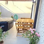 Appartement T2 avec sa terrasse ensoleillée et son Jaccuzi privatif