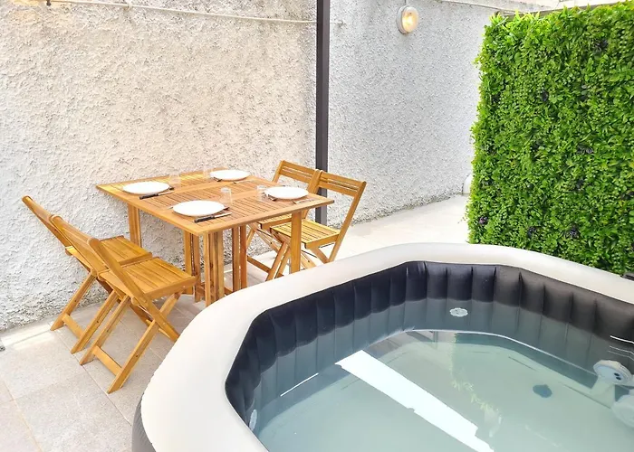 Appartement T2 avec sa terrasse ensoleillée et son Jaccuzi privatif